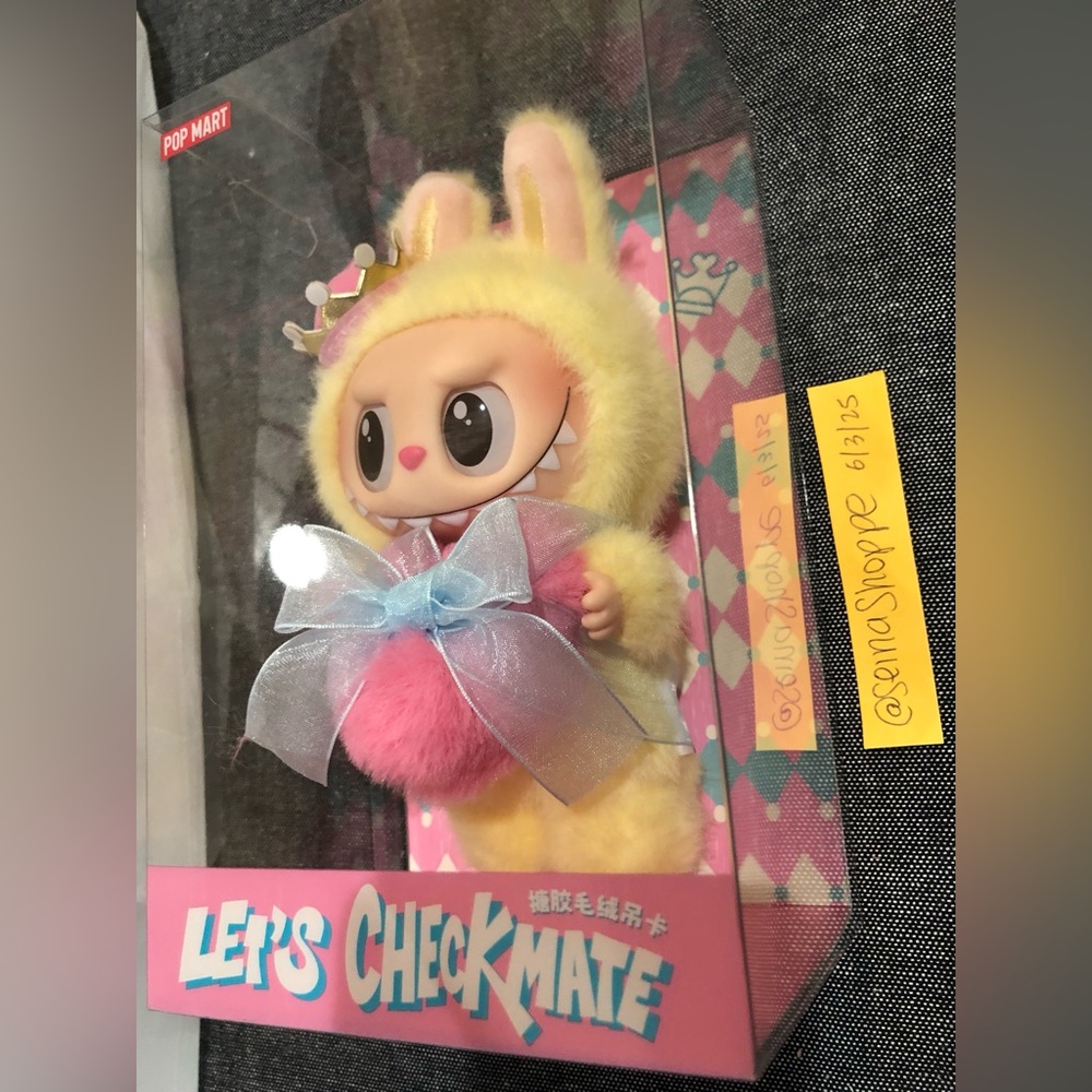Labubu Let’s Checkmate QUEEN Vinyl Face Plush Pendant - Picture 2 of 11